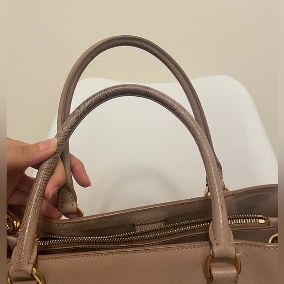Prada Saffiano Lux Tote in Cammeo. - Picture 4 of 15
